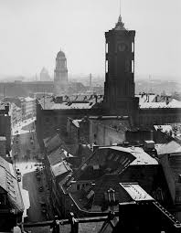 Undatiert Blick In Die Juedenstrasse Mit Dem Roten Rathaus Und Dem Alten Stadthaus Germany Berlin Photos Historical Photos