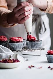 Gluten Free Chocolate Cupcakes With Strawberry Rose Buttercream Recette Avec Images Chocolat Sans Gluten Gateaux Et Desserts Nourriture