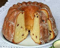 Lassen sie unsere besucher doch daran teilhaben und tragen. Omas Gugelhupf Rezept Saftiger Hefe Gugelhupfkuchen Mit Rosinen Und Zuckerguss Aus Der Gugelhupfform Leicht Und Locker