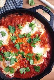 Als schlichte hackpfanne oder hackbraten, hier findet ihr die besten rezepte mit hackfleisch: Shakshuka Pochierte Eier In Tomatensauce Knabberkult