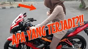 Beberapa cewek memegang setang dengan cara ini karena takut item dan akhirnya belang. Cewek Cantik Naik Ninja Rr Youtube