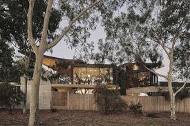 While the exact definition of a narrow lot varies from place to place, many of the house plan designs in this collection measure 50 feet or less in width. Ingenious Melbourne Home Allows You To Greet Guests From Its Living Room