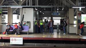 The train from gombak to kelana jaya had 213 passengers, 47 passengers … At Least 2 Injured After Passenger Accidentally Smashes Manila Lrt Train S Window Coconuts Manila