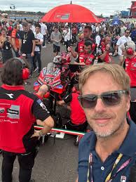 Esta semana Linkedln me recuerda que cumplo 18 años en Público Press Group.  Agradezco a todas las personas que estuvieron y están cerca: equipo,  clientes, amigos, partners. Lazos que no se cortan… |