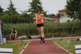 Il salto triplo è una specialità dell'atletica leggera che richiede forza nelle gambe, tecnica e velocità. Barbara Lah Strapazza Il Record Del Mondo W45 Nel Triplo Ai C D S Queen Atletica