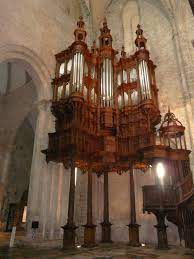 Over the northern and southern walls there are still romanesque arches, the floor is made of marble and includes some tombs and sepulchurs. Saint Bertrand De Comminges France Orgel