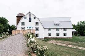 25 Of Minnesota S Most Stunning Wedding Venues Minnesota Wedding Venues Stunning Wedding Venues Barn Venue