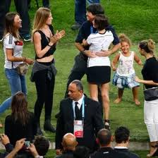 Mats julian hummels (* 16.dezember 1988 in bergisch gladbach) ist ein deutscher fußballspieler auf der position des innenverteidigers.nachdem er beim fc bayern münchen alle jugendmannschaften durchlaufen hatte, spielte er ab 2008 mehr als acht jahre lang für borussia dortmund, bevor er 2016 für drei spielzeiten zum fc bayern zurückkehrte. Cathy Fischer Enthullt Fruher Stand Sie Auf Philipp Lahm Bunte De