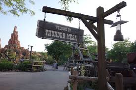 En plus des voyageurs qui viennent explorer le parc disneyland, le parc walt disney studios et le disney village. Pin On Thunder Mesa
