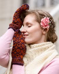 Katajanmarja-lapaset lämmittävät palelevia sormia viileämpinäkin aamuina ✨ Anna  Heino (@kassapuoti) suunnitteli tämän kauniin kaksivärisen lapasmallin  Neuleaarteet-lehteen. Neuleaarteet-lehden ohjeet ammentavat kotimaisesta  tekstiiliperinteestä ja ...