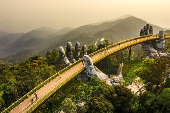 🌉 Cầu Vàng (Ba Na Hills): Cây cầu trong tay những người khổng lồ |  Trip.com Đà Nẵng