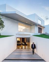 This Ecuadorian Mansion Comes With A Ridiculously Cool Underground Garage Casas Subterraneas Mansao Moderna Projeto Garagem