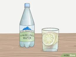 The institute of medicine (iom) recommends men who are 19+ drink about 101 ounces (about 13 cups) of water a day and women drink about 74 ounces (about 9 cups).in reality, the range is huge, and some people may need more water than others, based on thirst and kidney function.the amount is way less for a tiny human. 3 Ways To Drink More Water Every Day Wikihow