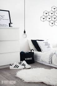 9 cara hias bilik tidur yang simple tapi awesome hiasan dalaman bilik tidur, tak semestinya anda perlu membuat hiasan dalaman yang serba 20 kombinasi warna bilik tidur untuk tampil menarik dan sumber : Dekorasi Bilik Tidur Tema Hitam Putih Blog Sihatimerahjambu
