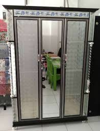 Lemari dapur gantung kaca kombinasi kayu dan alumunium sumber : Hitam Dan Gold Lemari Pakaian Aluminium 3 Pintu Mebel 534908319