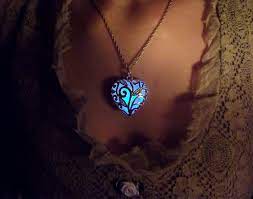 The Heart Of The Forest Glowing Necklace Glowing By Irishsusco 26 99 Moda Taki Kiymetli Taslar Gumus