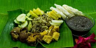 Lumpia semarang adalahsalah satu makanan khas semarang yangberbahan dasar rebung, daging ayam, udangebi dan telur yang di bungkusdengan kulit lumpia. Sehat Dan Lezat 4 Makanan Khas Jawa Timur Ini Patut Anda Coba
