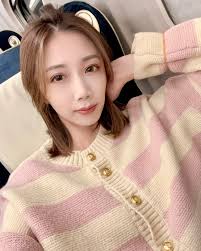 連線功力應該還行吧（？ 只是我的柯文哲Day 腳下高跟鞋直接壞去只能711買紅白拖了#主播的上班日常超強妝髮讓我撐8小時