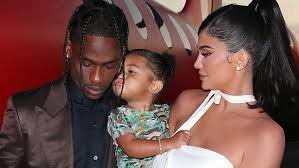 Travis scott has helped define the sound and feel of 2010s rap, imbuing tough, surrealistic trap with a distinctly pop appeal. Soooo Suuuuss Travis Scott Bringt Tochterchen Stormi Webster 2 Basketballspielen Bei