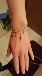 Charm Bracelet Tattoo Mit Bildern Fusskettchen Tattoo Tattoo Handgelenk Frau Tattoo Armband Handgelenk