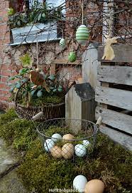 Je nach dem für wen das geschenk sein soll, kannst du eine dekoration zum aufhängen, zum stecken oder zum hinstellen verschenken. Osterdekoration Im Hof Grune Osterdekoration Osterdeko Fur Draussen Kleine Osterhasen Osterdekoration Osterdeko Draussen Osterdeko