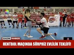 Antalyaspor galatasaray maçı evlilik teklifi ( tribünde evlilik teklifi ). Hentbol Macinda Surpriz Evlilik Teklifi Youtube