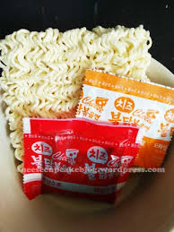 Jika dimasak dan dimasukkan seluruh bumbunya maka mi ini akan berubah warna menjadi merah yang menggugah dan menggoda untuk disantap. Review Mie Instan Samyang Cheese Cheesecupcake