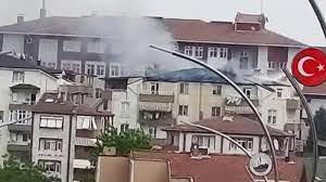 Kocaeli'nin derince ilçesinde binanın çatı katında meydana gelen yangın sırasında paniğe kapılan mahalleli sokağa döküldü.olay, saat 13.30 sıralarında derince ilçesi çınarlı. Derince De Yangin Kocaeli Asayis
