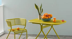 Accents sur les différents textiles petite table et deux chaises en fer forgé patio avec jardin et mobilier d'extérieur. Petit Balcon 15 Meubles Pour Bien L Amenager