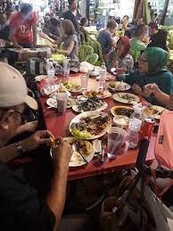 With lots and lots of restaurants and stalls, it is truly a food haven. Try Thai Halal Food In Jalan Alor Bukit Bintang Bild Von Dino S Thai Food Restoran Jalan Alor Kuala Lumpur Tripadvisor