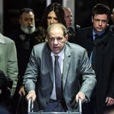 Disgraced movie mogul harvey weinstein will be extradited to california after a new york judge's approval, where he faces additional sexual assault charges. Harvey Weinstein Verargert Richter Anwalt Wirft Richter Befangenheit Vor Panorama