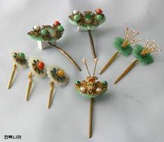 In a world where every hair care product claims to be made for your individual hair type, it's easy to lose sight of the fact that there really are true scientific differences between hair types. 50 Hair Combs Korea Ideas Korea Korean Traditional Asian Hair Ornaments