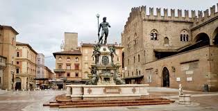 Bologna is an old university city with lavish porticoed walkways and squares, fine historic buildings, and a storied medieval center. Das Sind Die Beliebtesten Sehenswurdigkeiten In Bologna