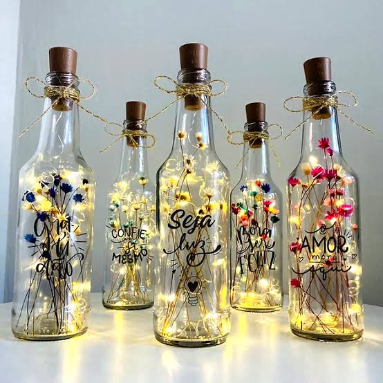 Luminária feita com garrafa de vidro reciclada