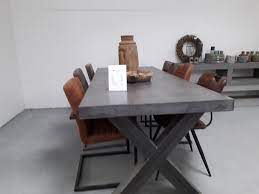 stoer robuust industrieel beton betonlook betoncire leefbeton eettafel tuintafel eettafel tafel woonkamer thuis