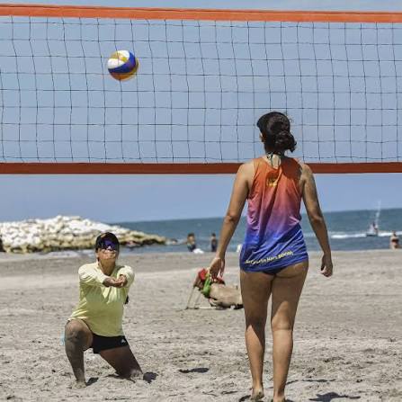 Entrenamiento de vóley playa en Boom Playa