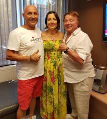 Magyar sztárok, akik a nagy korkülönbség ellenére is boldog házasságban élnek. Foto O Pataky Attila 23 Evvel Fiatalabb Felesege A 65 Eves Enekes Bolondul Orsiert Hazai Sztar Femina