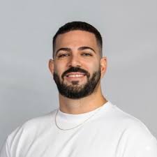 ONE ZERO BANK מזיז את השוק והמתחרים מגיבים וזה נפלא! אבל המערכת המסורתית לא  באמת יכולה להציע תנאים מעולים, לכולם. איזה מזל שיש את הבכפופ׳לה Nirit  Ben-Kish Miri Melamed Nadav Pressman |