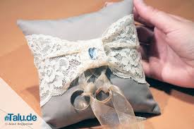 Für die autoschleifen werden gerne schlichte, einfarbige bänder in weiß oder creme genommen. Ringkissen Zur Hochzeit Nahen Vintage Stil Selber Machen Talu De