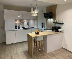 cuisine blanche et bois avec coin snack integre cuisine blanche et bois cuisine appartement amenagement cuisine