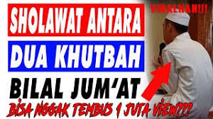 Waktu tersebut adalah antara imam duduk ketika khutbah hingga imam menunaikan shalat jum'at. baca juga: Sholawat Diantara Dua Khutbah Bilal Jum At Youtube