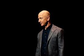Jeff bezos, twórca sklepu amazon, został kilka dni temu (ponownie) najbogatszym człowiekiem świata. Majatek Jeffa Bezosa Przebil Kolejna Granice Jest Najbogatszym Czlowiekiem Swiata Biznes Na Next Gazeta Pl