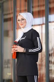 Maybe you would like to learn more about one of these? Survetement Original 2 Pieces Hijab Sport Pour Femme Musulmane Couleur Noir Pret A Porter Et Accessoires Sur Orientica Com