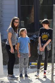 Life & style can't get its stories straight when it comes to jennifer garner. Jennifer Garner Takes Her Kids On A Tour Of Their New Brentwood Home That S Still Under Construction Aktuelle Boulevard Nachrichten Und Fotogalerien Zu Stars Sternchen