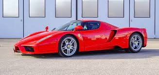 La ferrari enzo ferrari, souvent appelée « ferrari enzo », est une supercar du constructeur automobile italien ferrari, pourvue d'un moteur v12 de 660 chevaux, inspirée de l'univers de la formule 1 et construite à 400 exemplaires, entre 2002 et 2004, dont un offert au vatican. Ferrari Enzo Ferrari Kaufen Auto Perfektion Hat Ihren Preis