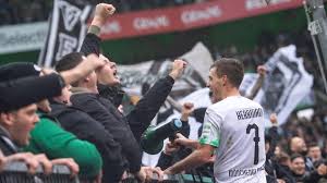 Schalke fans attack players after relegation. Monchengladbach In Dortmund Mit Ruckenwind Vom Niederrhein Zdfmediathek