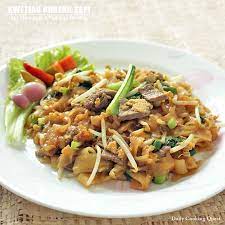 Kwetiau Goreng Sapi Stir Fried Beef And Flat Rice Noodles Recipe Chinese Cuisine Recipes Homemade Noodles Rice Noodles