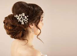 Collarbone bobs are easy medium length hairstyles for thin hair that look trés chic. Diy Updo Hairstyles 10 Holiday Hairstyles For Medium Hair