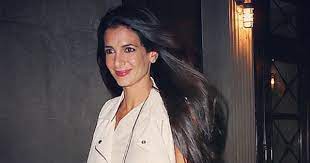 A person who has been awarded a bachelor's degree. How To Create Tala Alamuddin S Long Shiny Hairdo Style Com Arabia
