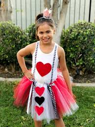 Free tutorial with pictures on how to make a costume in under 60 minutes by constructing with playing card, hair grips, and paper. Diy Queen Of Hearts Costume For Kids Diy Inspired